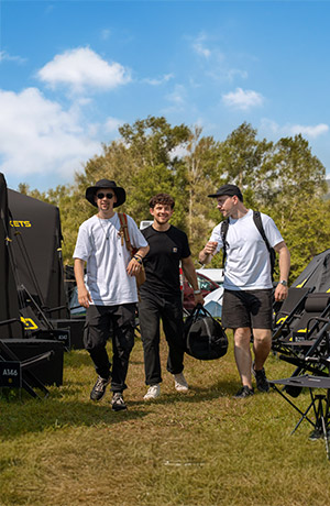 Guests arriving at the Glamping-Village campsite